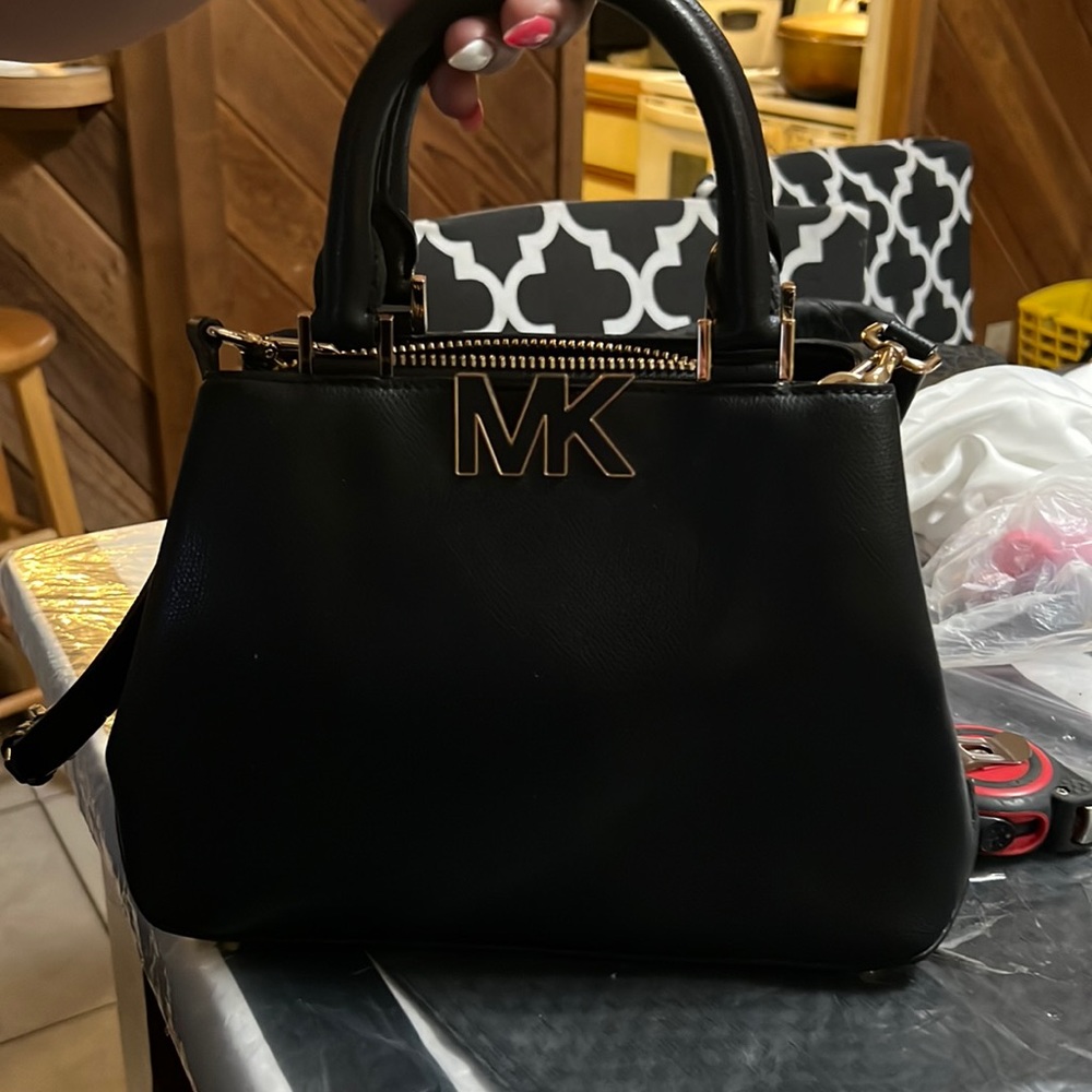 Has 2 scratches but a great condition mk bag